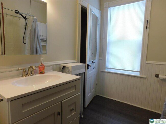 Building Photo - 300 S 9th St