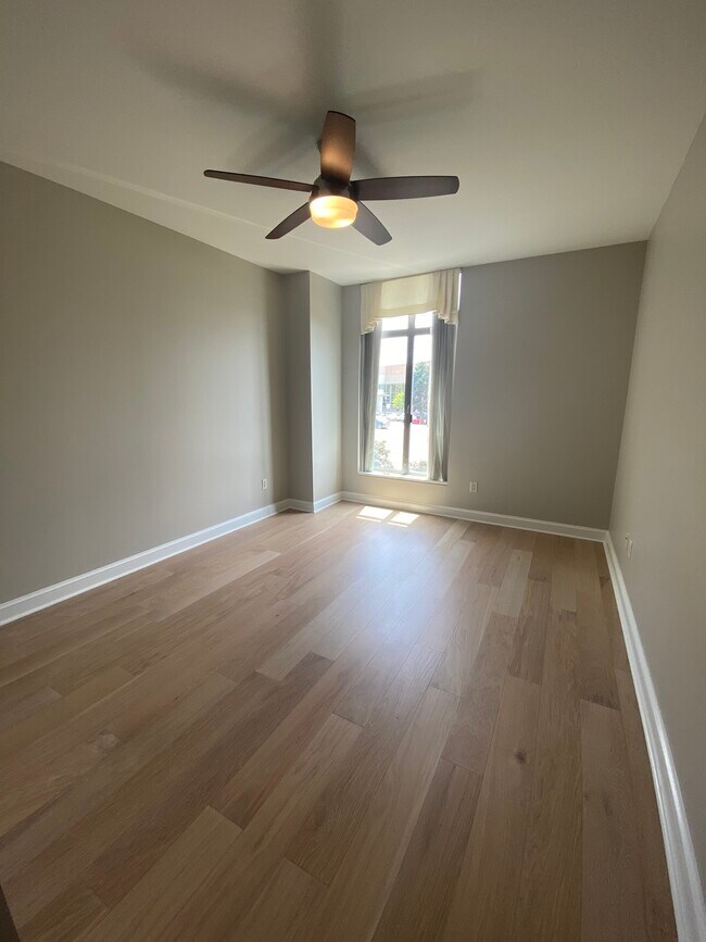 Building Photo - 250 Park Avenue W NW