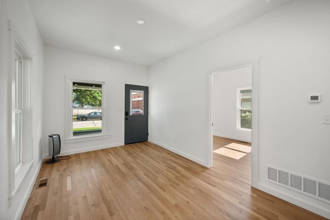 Building Photo - 2 Bedroom 1 Bath House in Clarksville