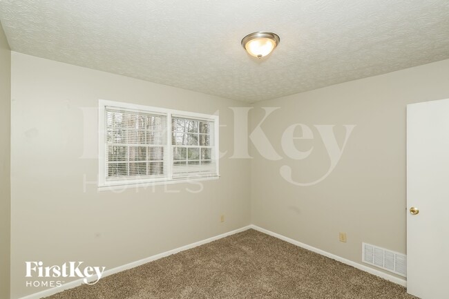 Building Photo - 335 Sharon Dr