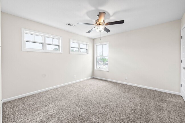 Building Photo - Dog Friendly Three Bedroom!