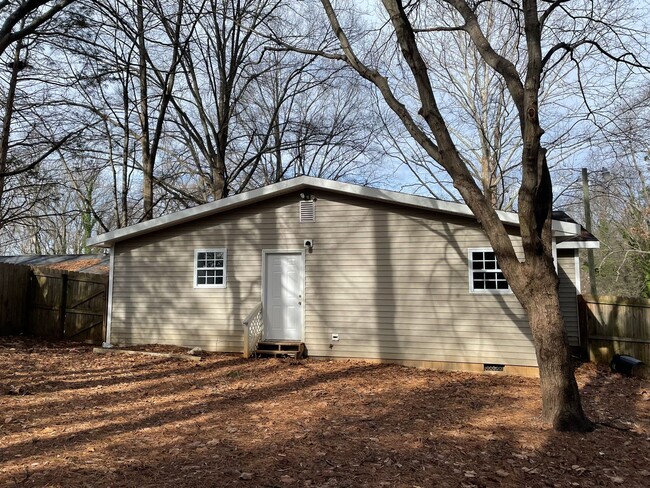 Building Photo - Four Bedroom Ranch in Gastonia