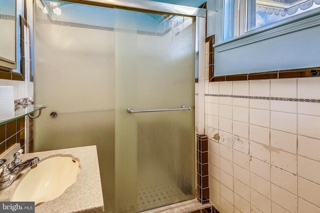 Building Photo - 1321 Maple Ave