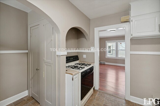 Building Photo - 2030 Wyndhurst Rd