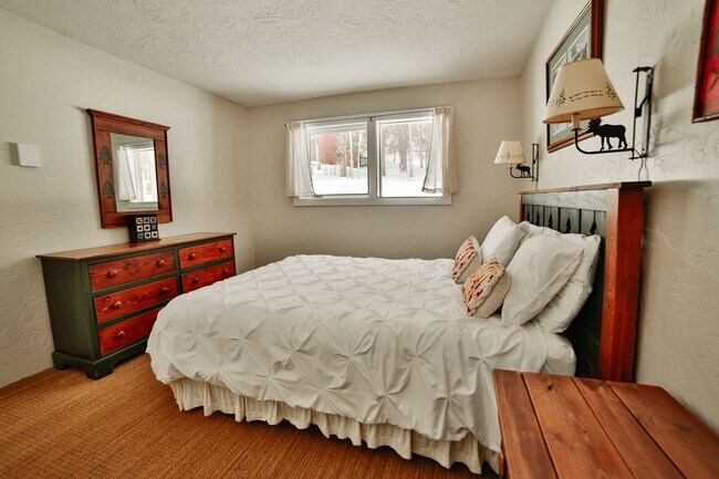 Building Photo - Cabin on Peak 7! 2bed plus loft!  Hot tub!