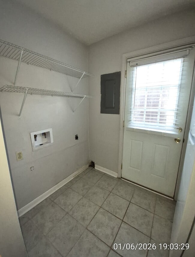 Building Photo - 727 S Main St Ext