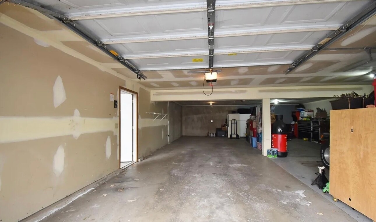 Building Photo - 300 Woodridge Cir