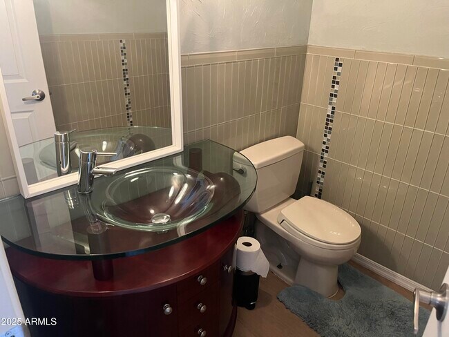 Building Photo - 3721 S Hawthorn Dr