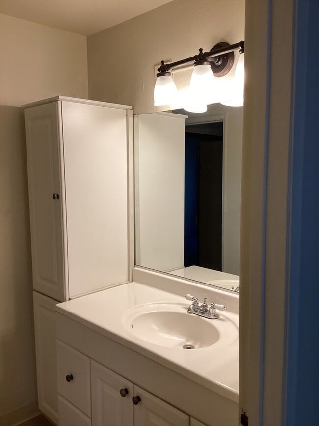 Building Photo - ONLY $1,350.00 PER MONTH - DON'T MISS OUT ON THIS CUTE GROUND FLOOR -2 BEDROOM/1BATH CONDO IN GAT...