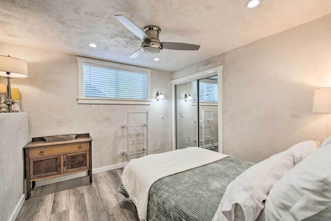 Building Photo - Remodeled 2 Bedroom close to Downtown Gras...