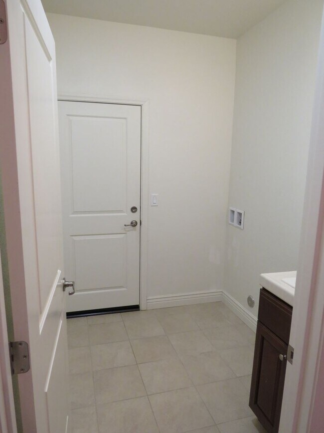 Building Photo - 305 Hampton Dr