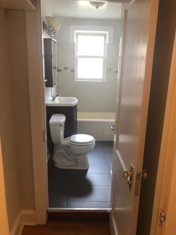 Building Photo - Evanston studio with separate kitchen! Hea...