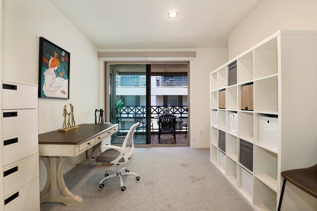 Building Photo - 931 E Walnut St