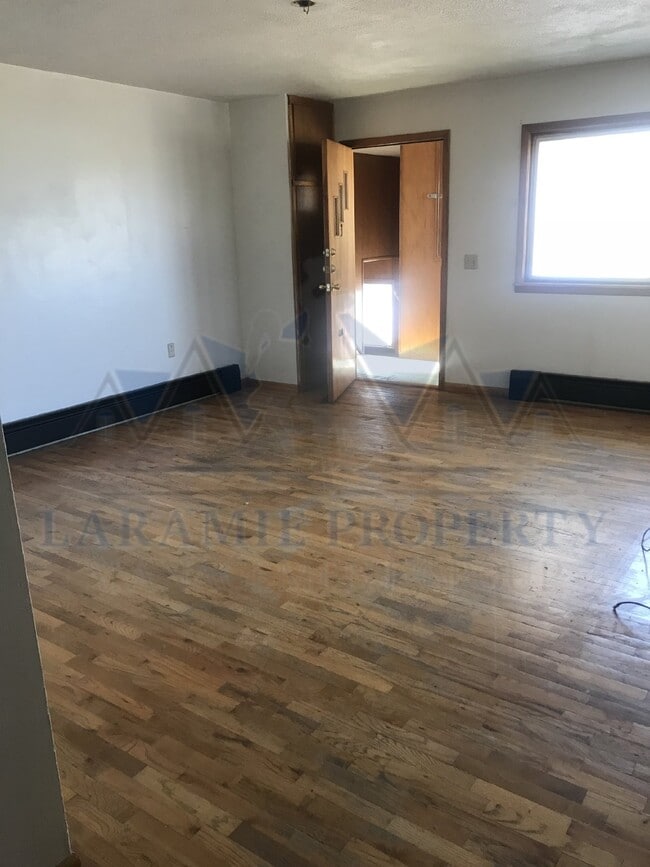 Building Photo - 2 bed 1 bath apartment