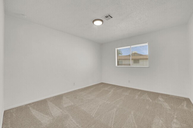 Building Photo - CUTE REMODELED TWO BEDROOM UNIT IN CENTRAL LOCATION