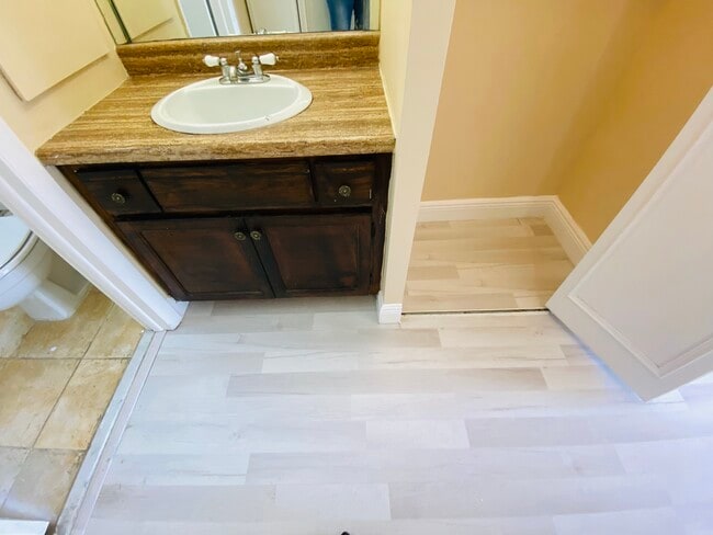 Building Photo - 3660 Inverrary Dr