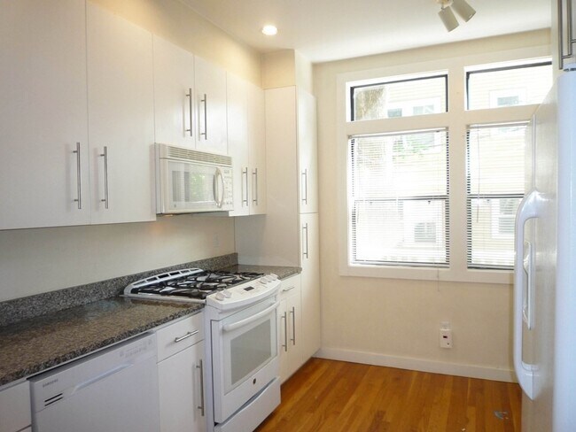 Building Photo - 13 Roberts Rd