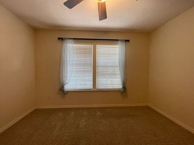 Building Photo - 3222 Mapleridge Dr