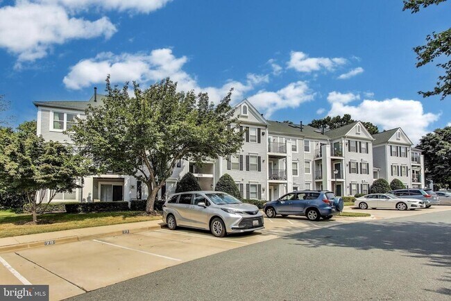 Building Photo - 10021 Vanderbilt Cir
