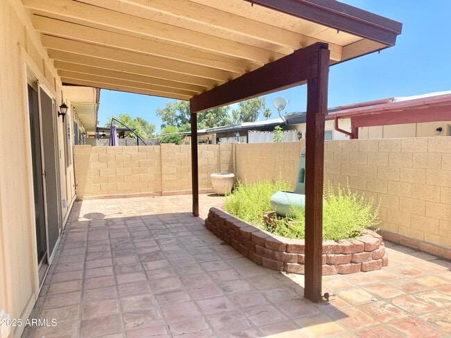 Building Photo - 2529 E Villa Theresa Dr