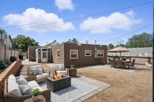 Building Photo - 1632 Columbia Dr SE