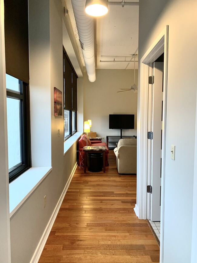 Building Photo - 1401 State St - Unit 405