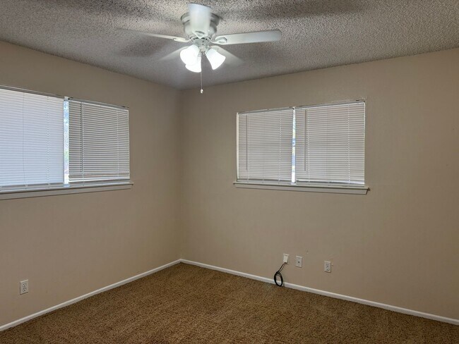 Building Photo - 6919 Moon Lake Dr