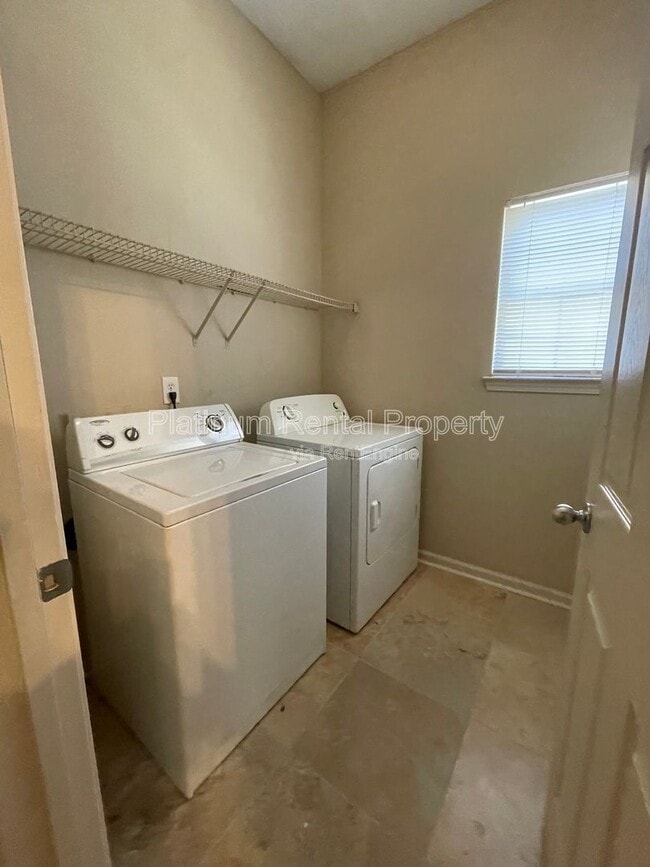 Building Photo - 1740 Spring Hill Cove