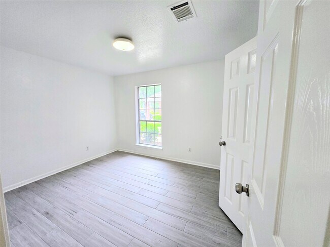 Building Photo - 4018 N Crystal Lake Cir