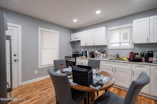 Building Photo - 138 Main St