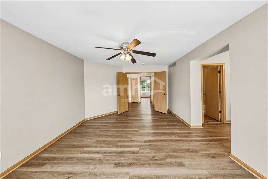 Building Photo - 14233 S Hillsdale Ct