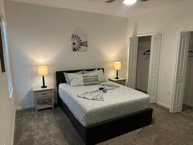 Building Photo - Spacious 4 bedroom 2.5 Bath, Fully Furnish...