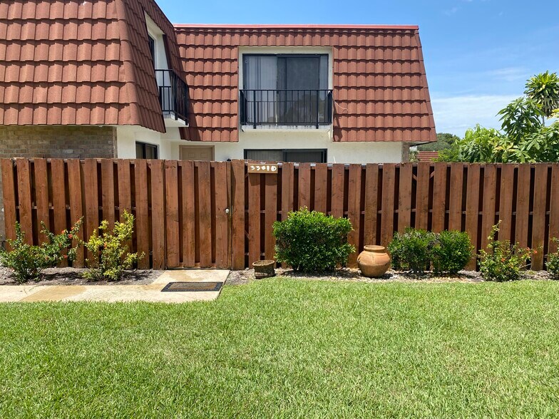 front view of townhouse - 3301 Spanish Wells Dr