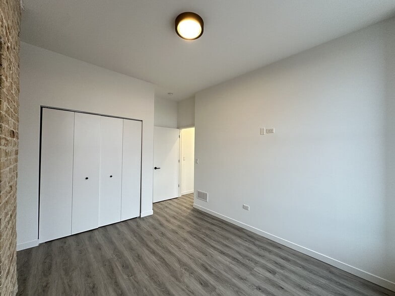 Building Photo - 2743 W Division St