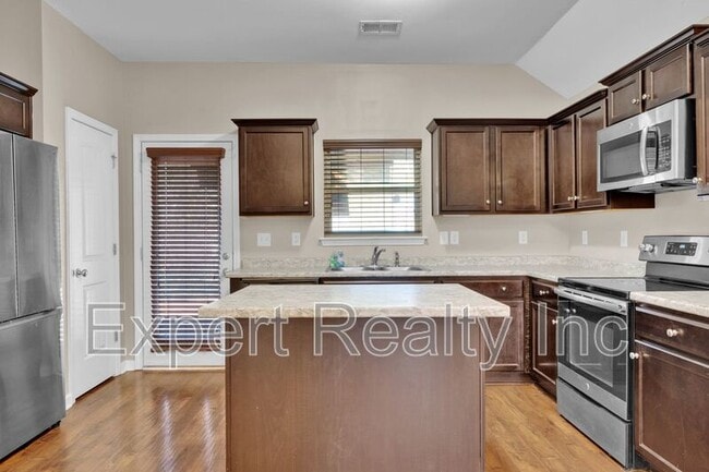 Building Photo - 1633 Cove Dr