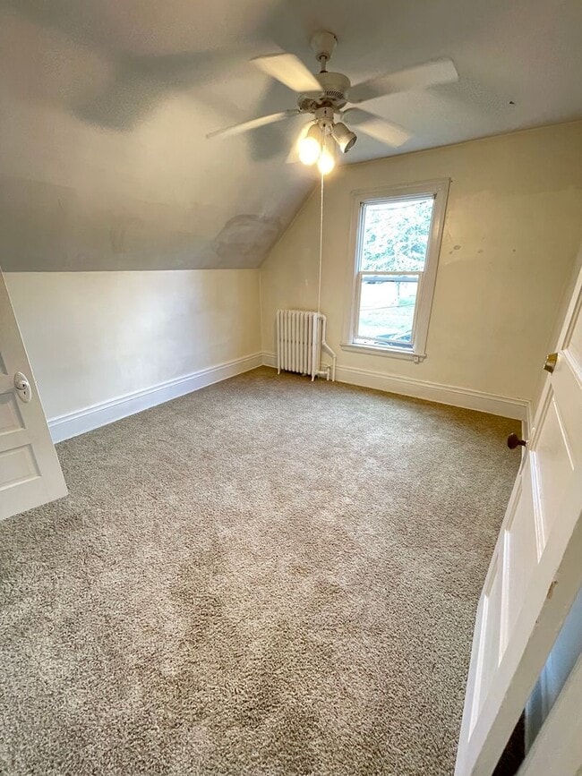 Building Photo - AVAILABLE NOW! 4 Bedroom 1 Bath Home!