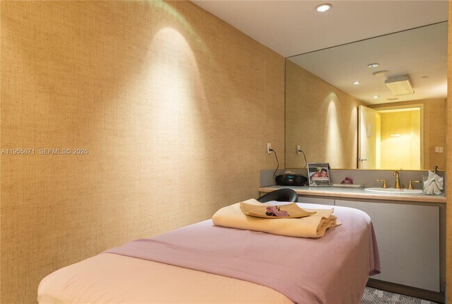 Building Photo - 300 South Pointe Dr