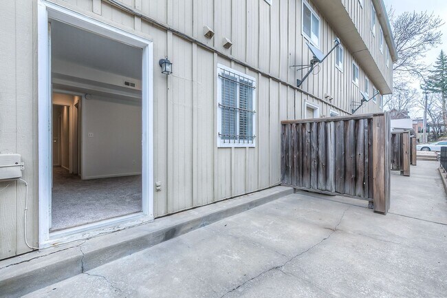 Building Photo - Updated 3 Bedroom 3 Bath Townhome
