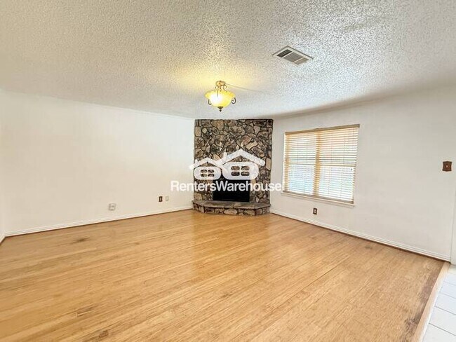 Building Photo - 3-Bedroom, 2-Bath Home on a Spacious Corne...