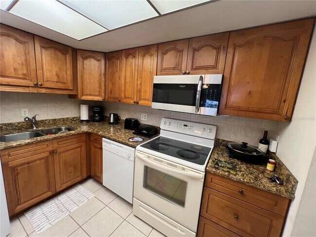 Building Photo - 4900 Brittany Dr S