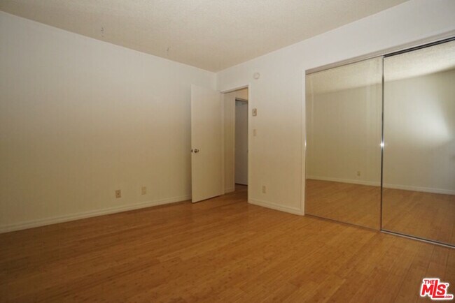 Building Photo - 1033 6th St