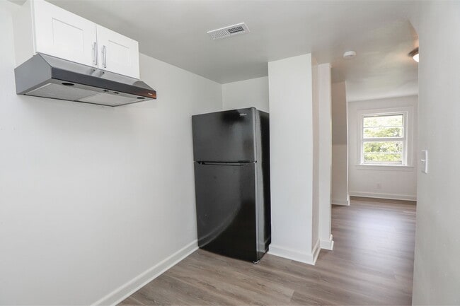 Building Photo - 4729 Pinehurst Ave