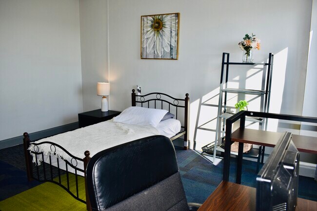 Building Photo - 274 Boulevard NE