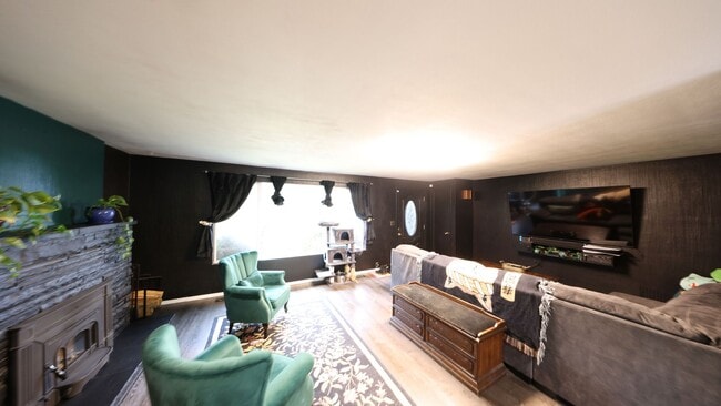 Building Photo - 5 Bed 2 Bath - Ideal for Group - Landscaping Included - Pet per Approval - NAS Whidbey