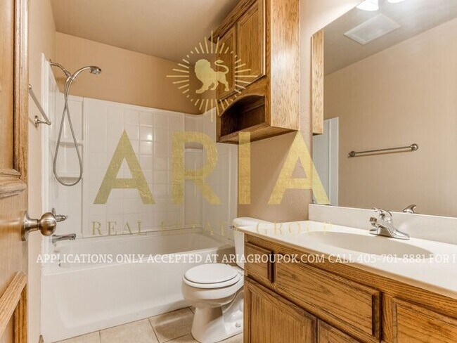 Building Photo - BEAUTIFUL 3 BED/2 BATH HOME IN ROYAL OAKS!...