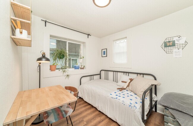 Building Photo - Charming Downtown Vancouver Bungalow