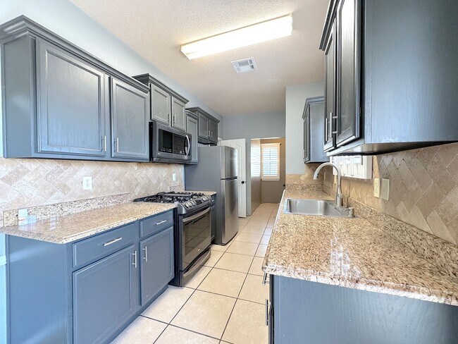 Building Photo - Gorgeous 5bed/3bath Refrig A/C with 2 Master Bedrooms!