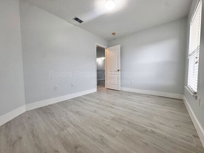 Building Photo - 661 Hacienda Cir