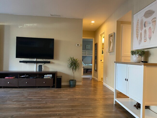 Building Photo - 5484 Roundtree Dr