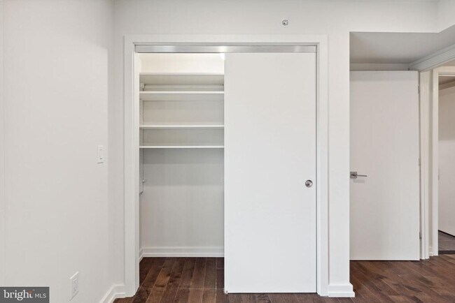 Building Photo - 708 S Sartain St